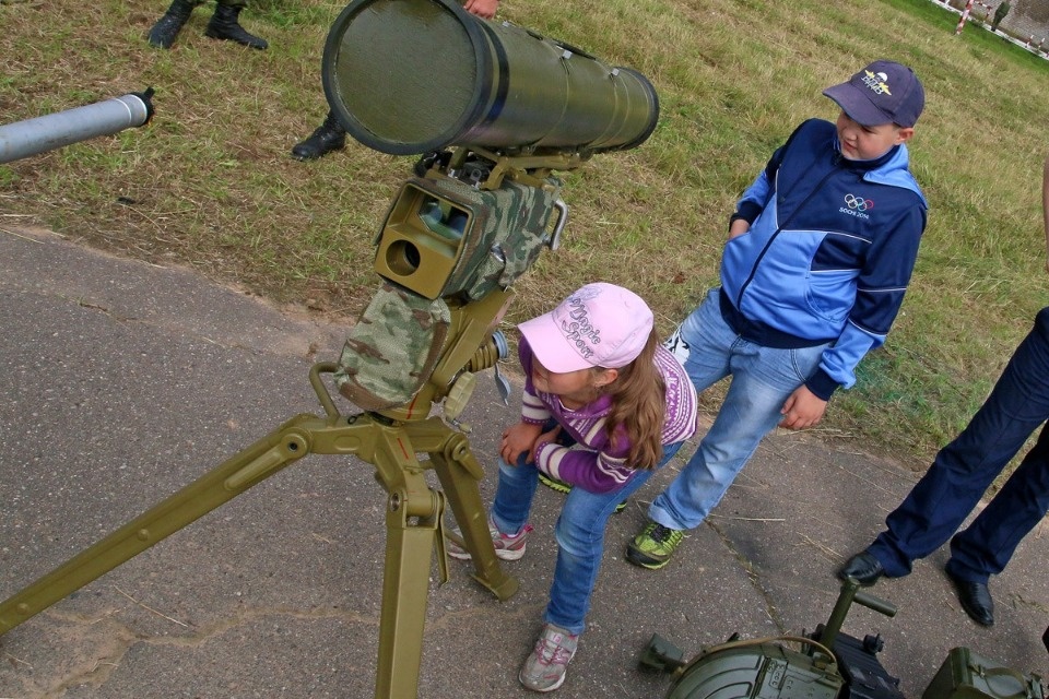 Десантники показали псковичам чем вооружены и как экипированы Десантники показали псковичам чем вооружены и как экипированы