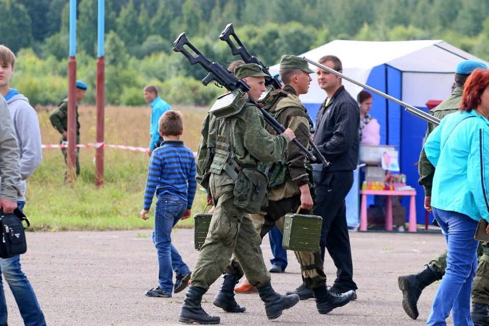 Десантники показали псковичам чем вооружены и как экипированы Десантники показали псковичам чем вооружены и как экипированы