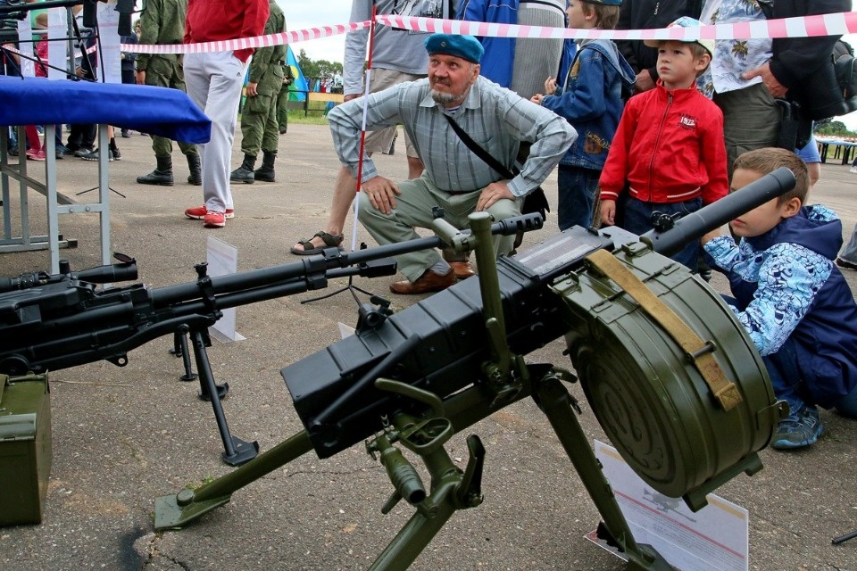 Десантники показали псковичам чем вооружены и как экипированы Десантники показали псковичам чем вооружены и как экипированы