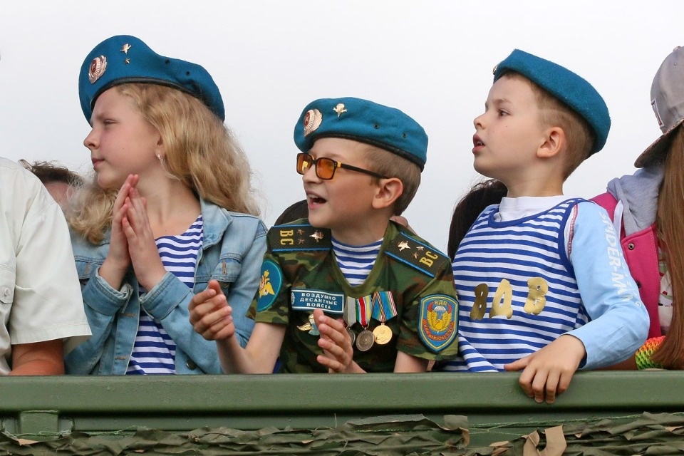 Десантники показали псковичам чем вооружены и как экипированы Десантники показали псковичам чем вооружены и как экипированы