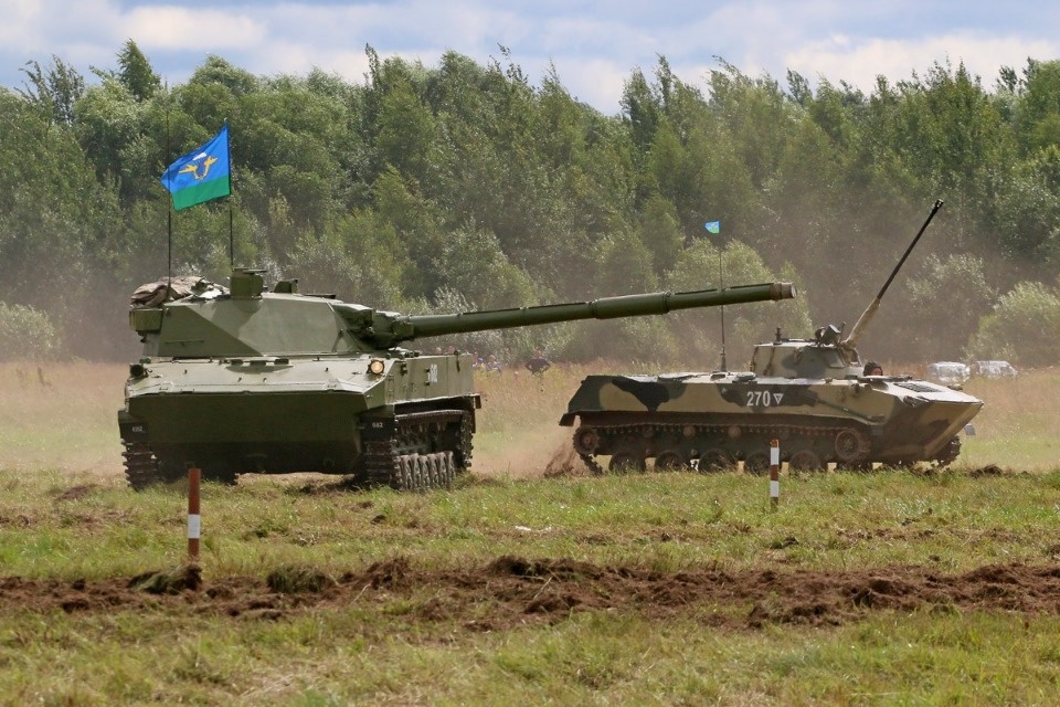 Десантники показали псковичам чем вооружены и как экипированы Десантники показали псковичам чем вооружены и как экипированы