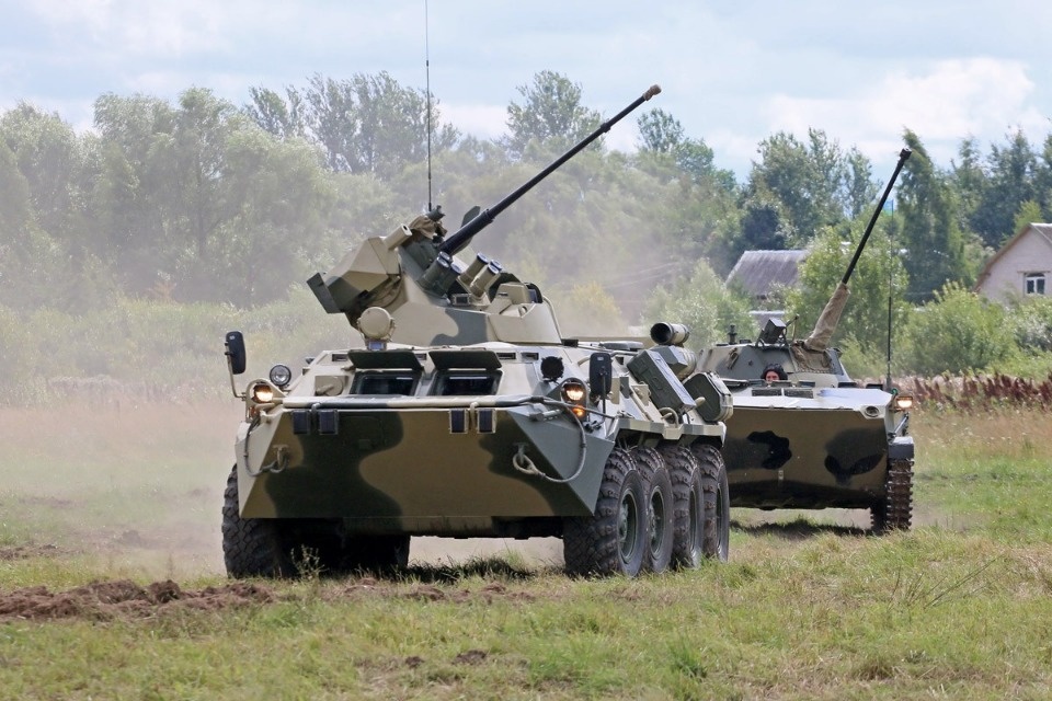 Десантники показали псковичам чем вооружены и как экипированы Десантники показали псковичам чем вооружены и как экипированы