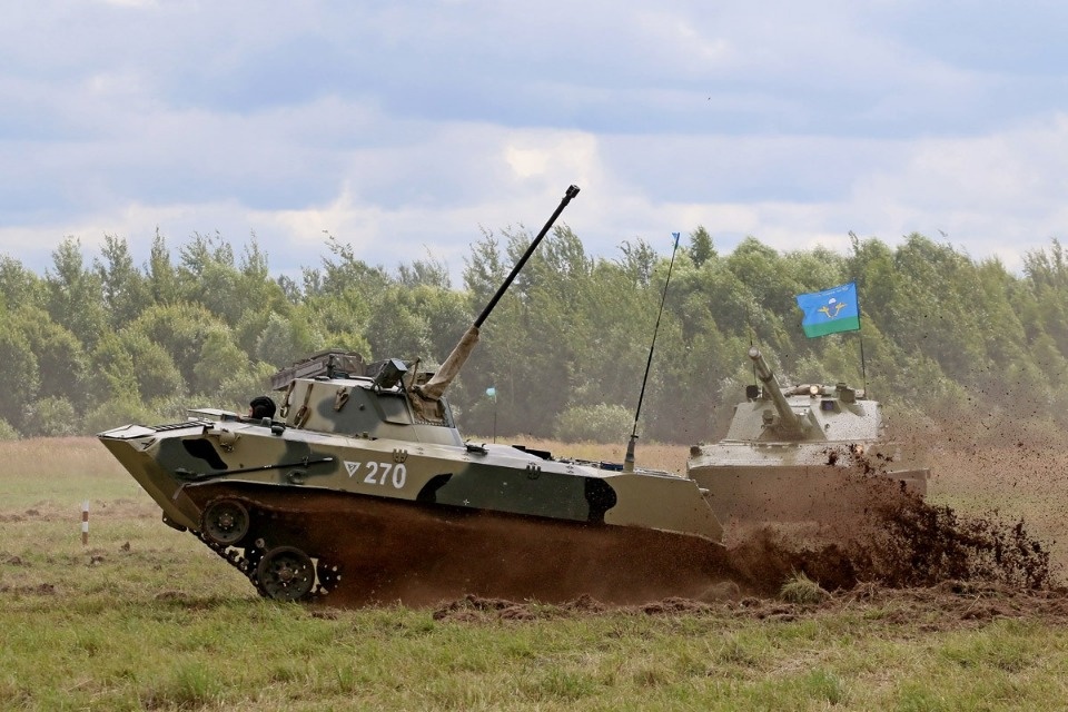 Десантники показали псковичам чем вооружены и как экипированы Десантники показали псковичам чем вооружены и как экипированы