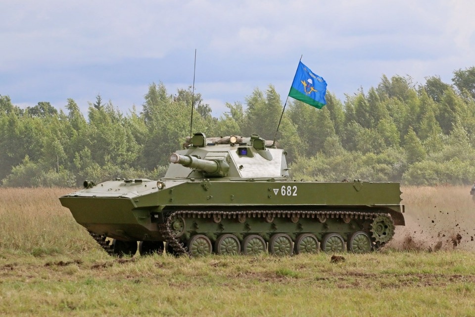 Десантники показали псковичам чем вооружены и как экипированы Десантники показали псковичам чем вооружены и как экипированы