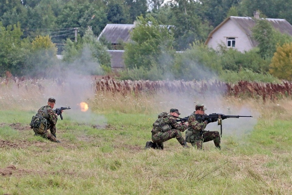 Десантники показали псковичам чем вооружены и как экипированы Десантники показали псковичам чем вооружены и как экипированы