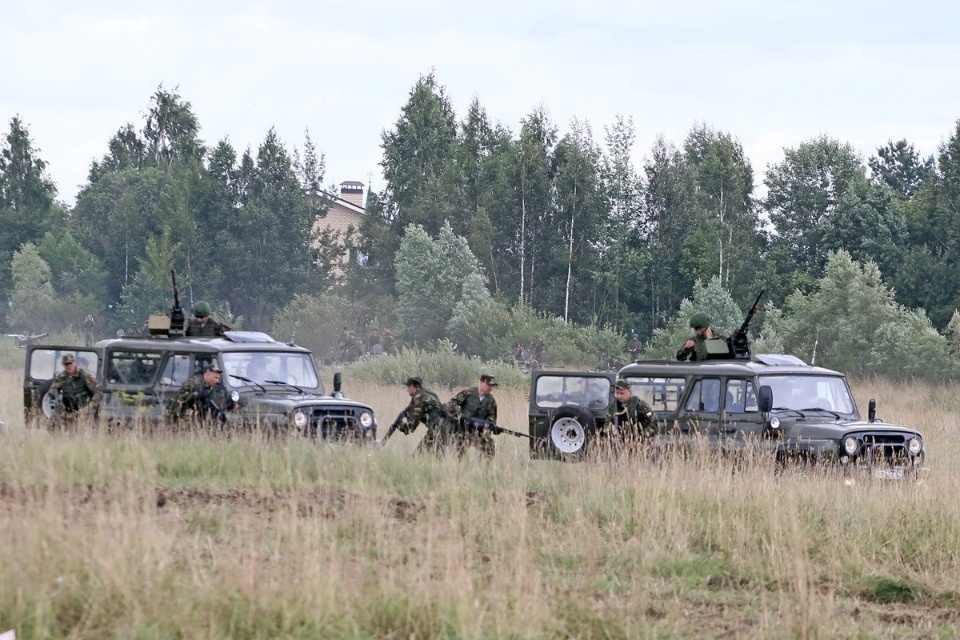 Десантники показали псковичам чем вооружены и как экипированы Десантники показали псковичам чем вооружены и как экипированы