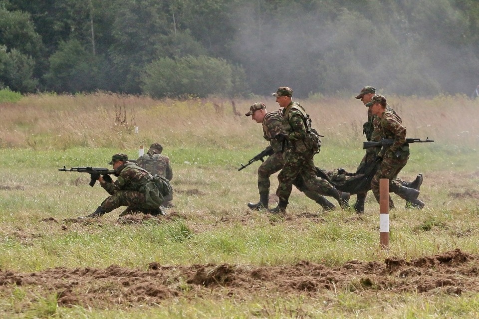 Десантники показали псковичам чем вооружены и как экипированы Десантники показали псковичам чем вооружены и как экипированы