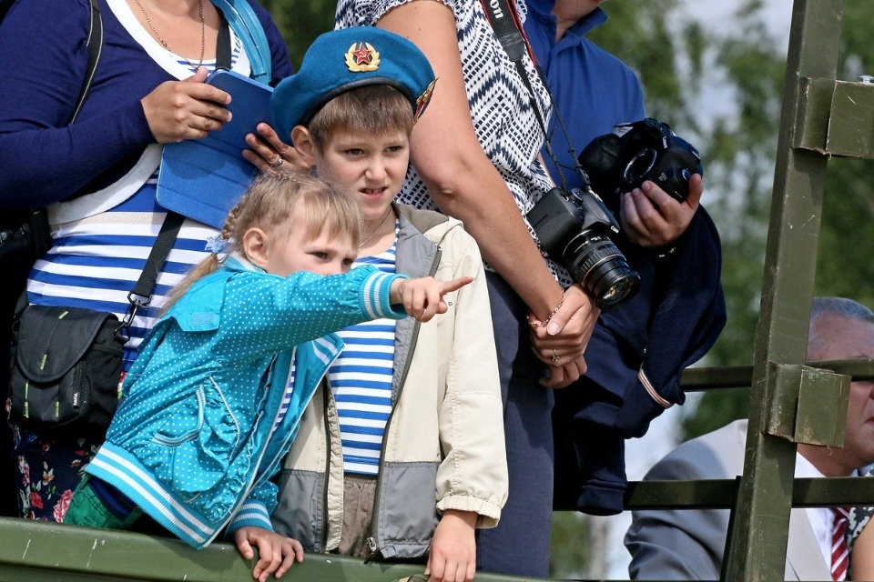 Десантники показали псковичам чем вооружены и как экипированы Десантники показали псковичам чем вооружены и как экипированы