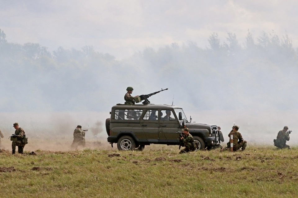 Десантники показали псковичам чем вооружены и как экипированы Десантники показали псковичам чем вооружены и как экипированы