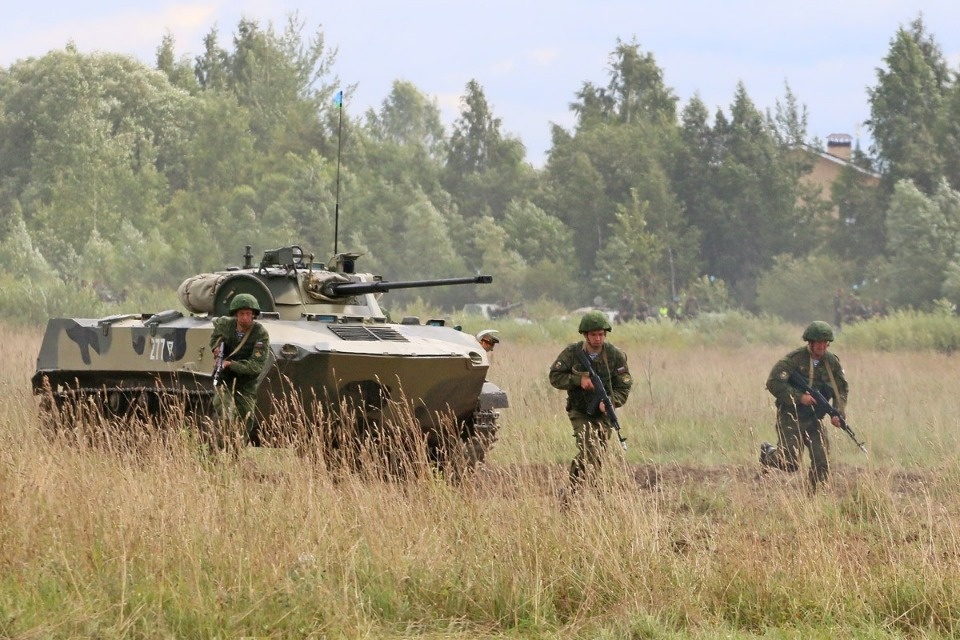 Десантники показали псковичам чем вооружены и как экипированы Десантники показали псковичам чем вооружены и как экипированы