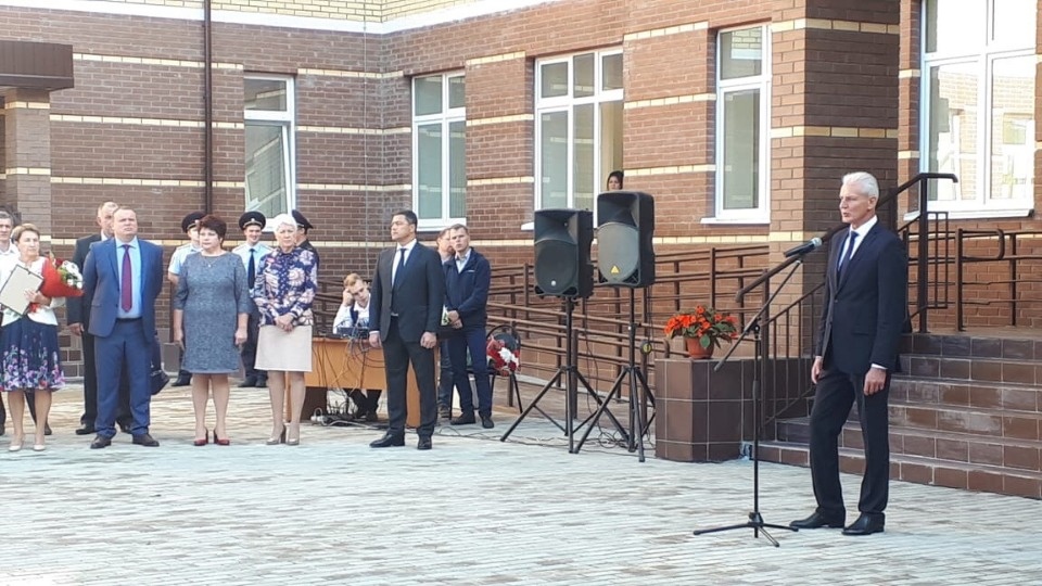 Появились первые фотографии с праздничного открытия новой современной школы в Дно