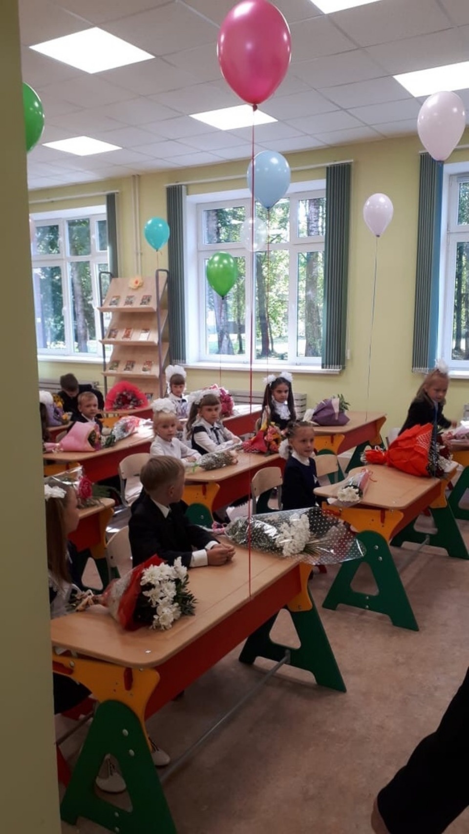 Появились первые фотографии с праздничного открытия новой современной школы в Дно