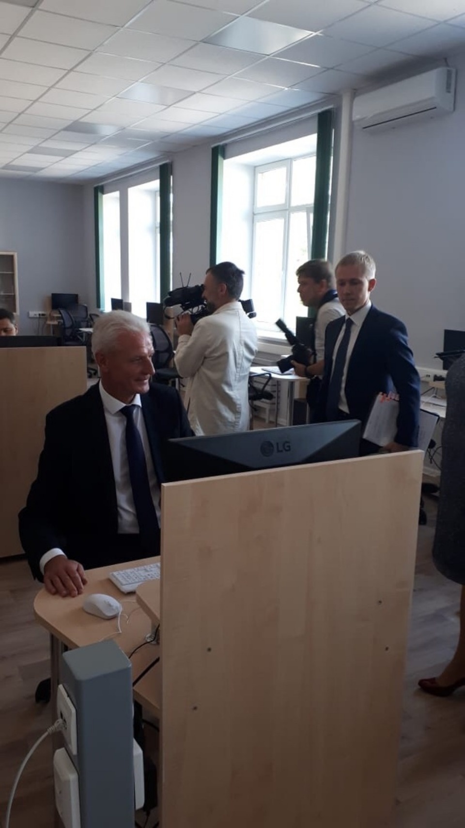 Появились первые фотографии с праздничного открытия новой современной школы в Дно