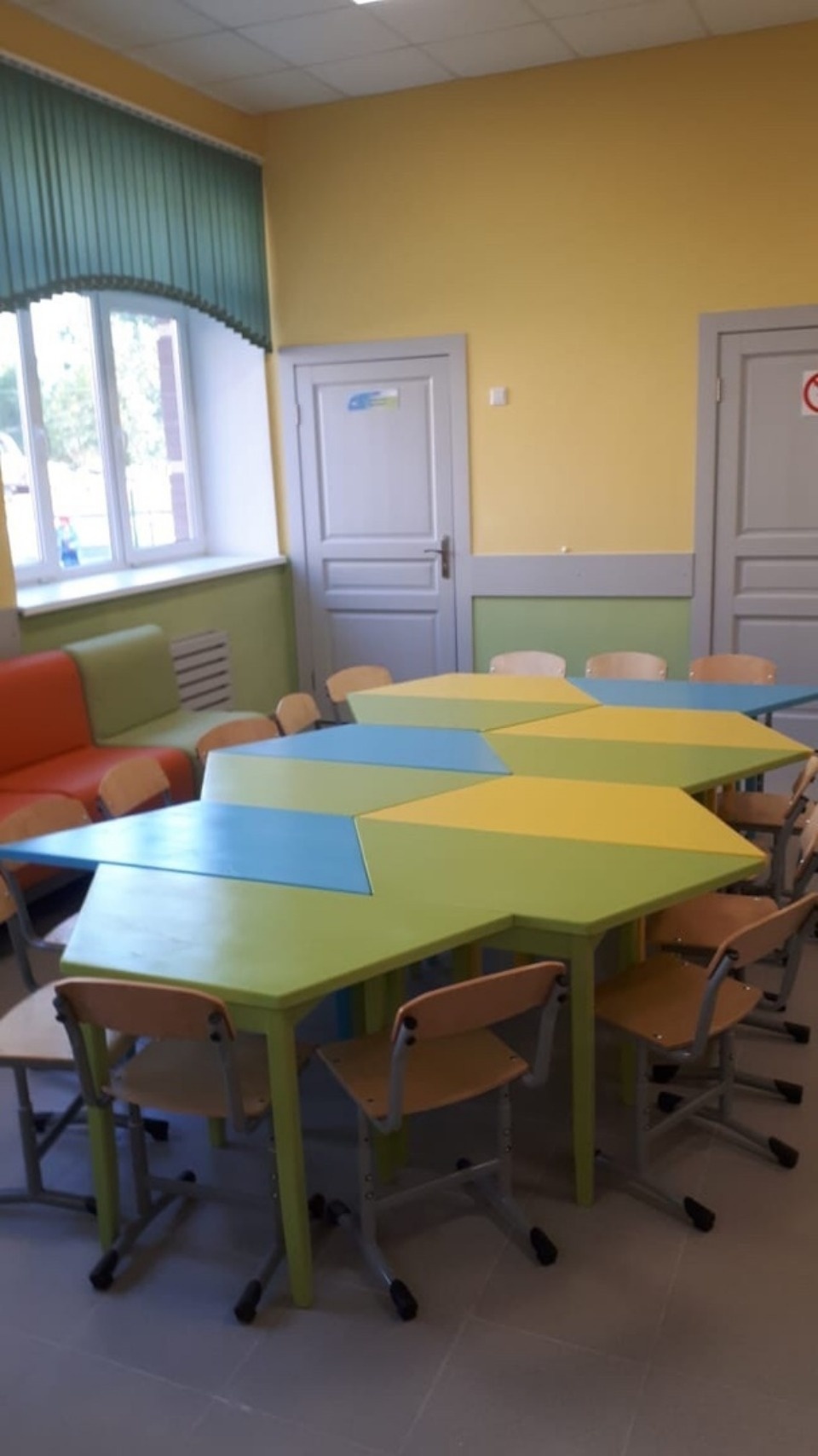 Появились первые фотографии с праздничного открытия новой современной школы в Дно