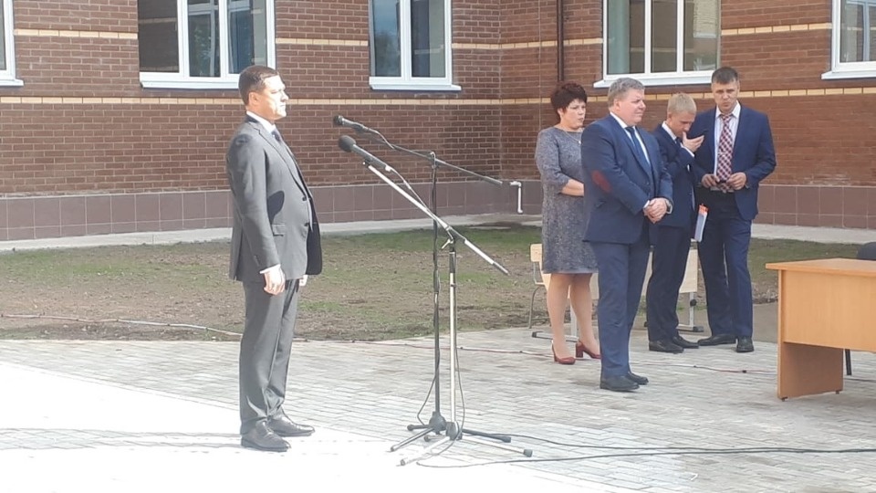 Появились первые фотографии с праздничного открытия новой современной школы в Дно