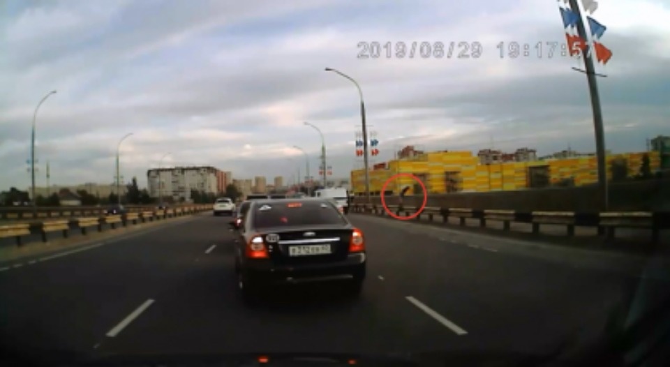 Падения человека с моста в Пскове сняла камера регистратора проезжавшего мимо автомобиля (ФОТО)
