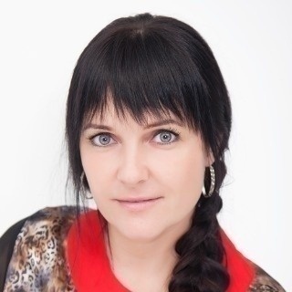 Елена Рыжикова: Изюминкой дизайна ногтей нашей героини стали стразы Сваровски