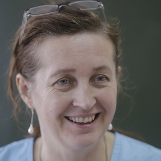 Вкалывает человек