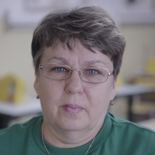 Вкалывает человек