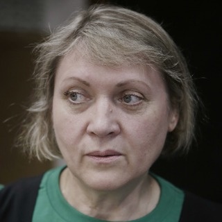 Вкалывает человек