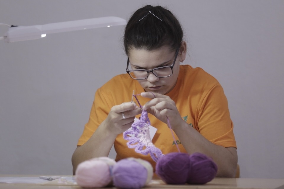 Вкалывает человек