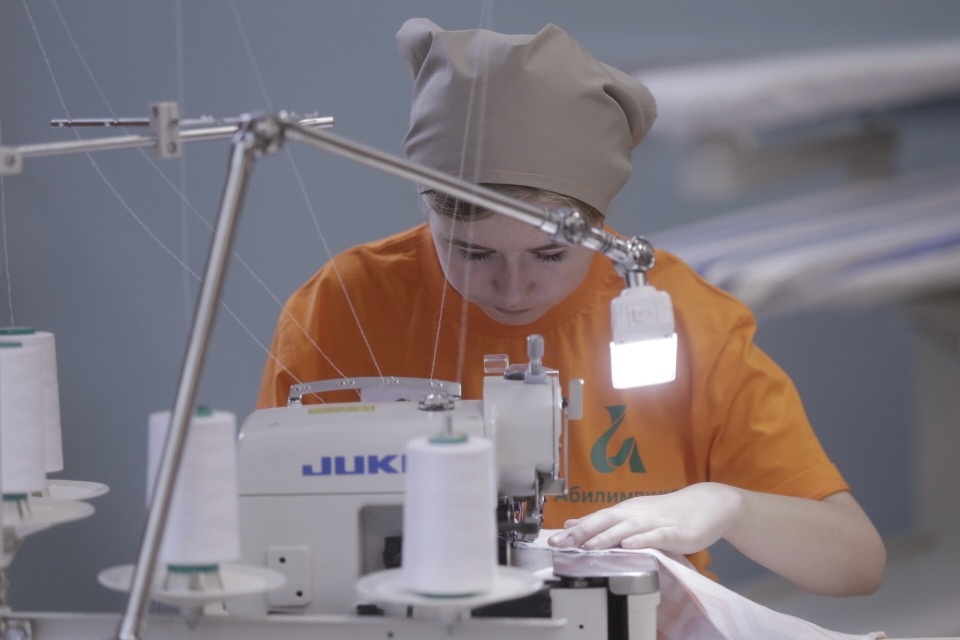 Вкалывает человек