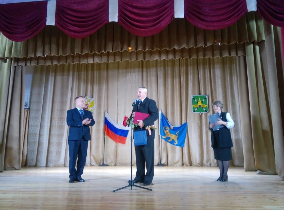 Избранный глава Дновского района пообещал уважать права граждан и соблюдать конституцию