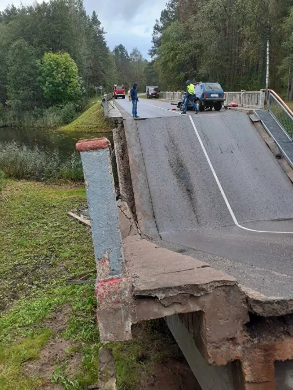 Появились фотографии автомобильного моста, обрушившегося в Себежском районе