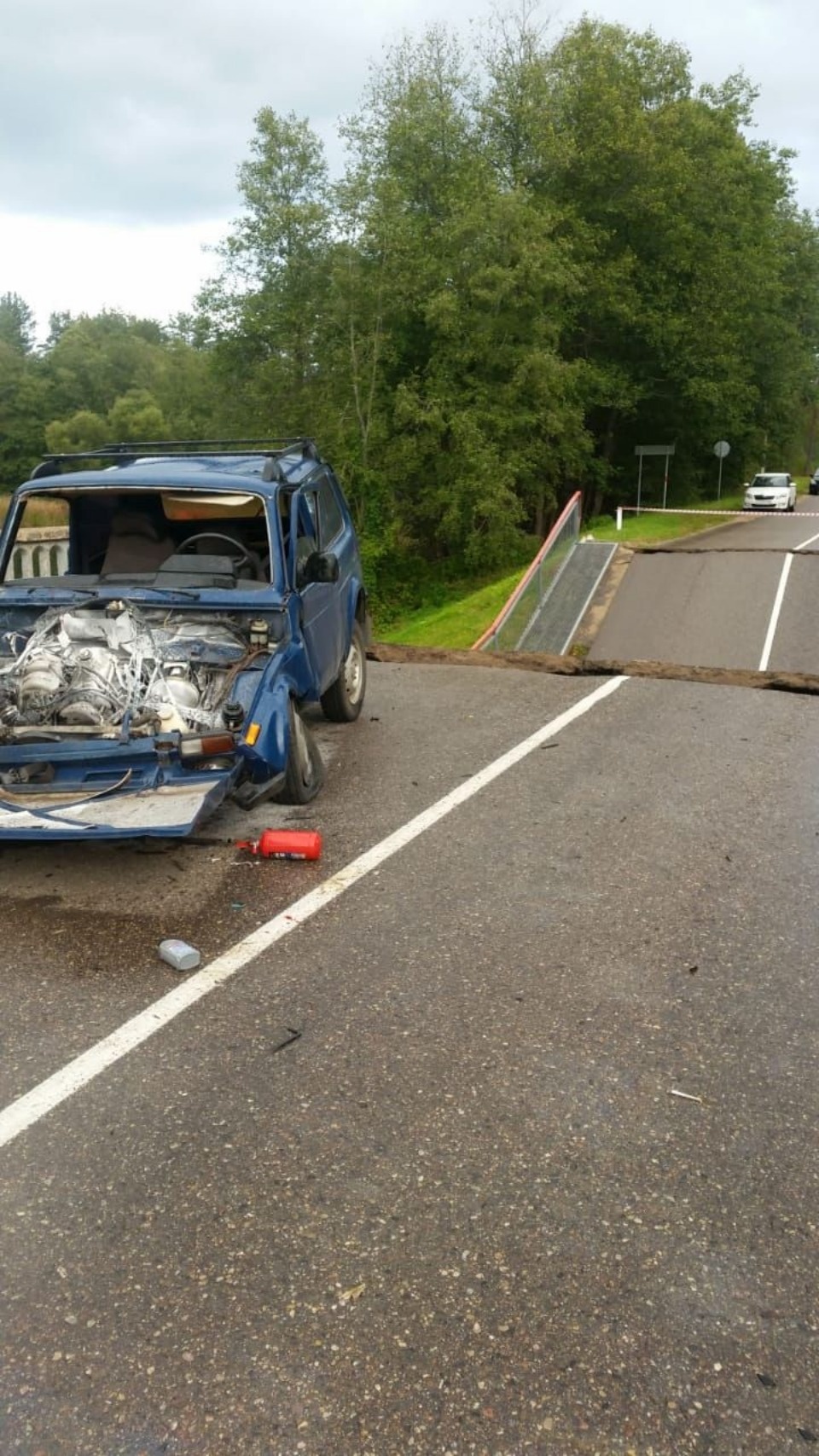 Появились фотографии автомобильного моста, обрушившегося в Себежском районе