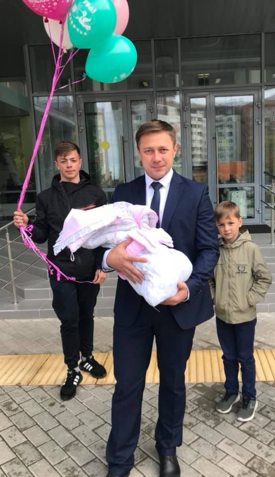 Псковский депутат выложил на «Фейсбук» фото со своим новорождённым ребёнком