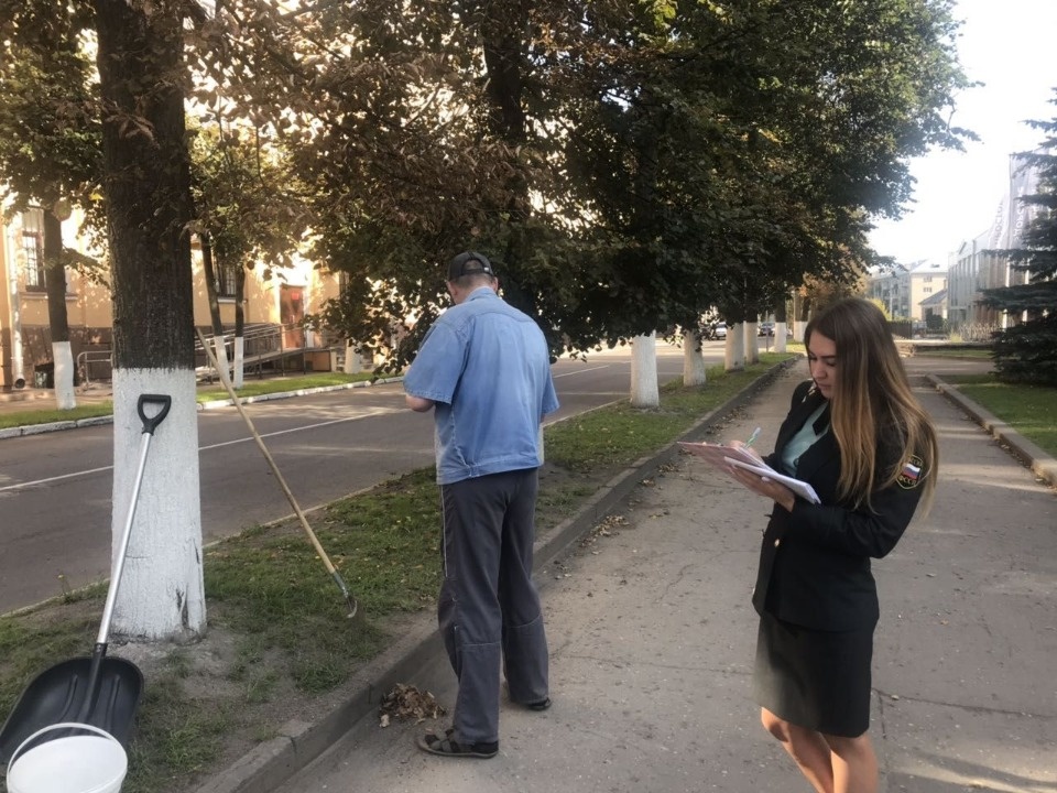 Подметают улицу Свободы - как в разных районах проходят обязательные работы