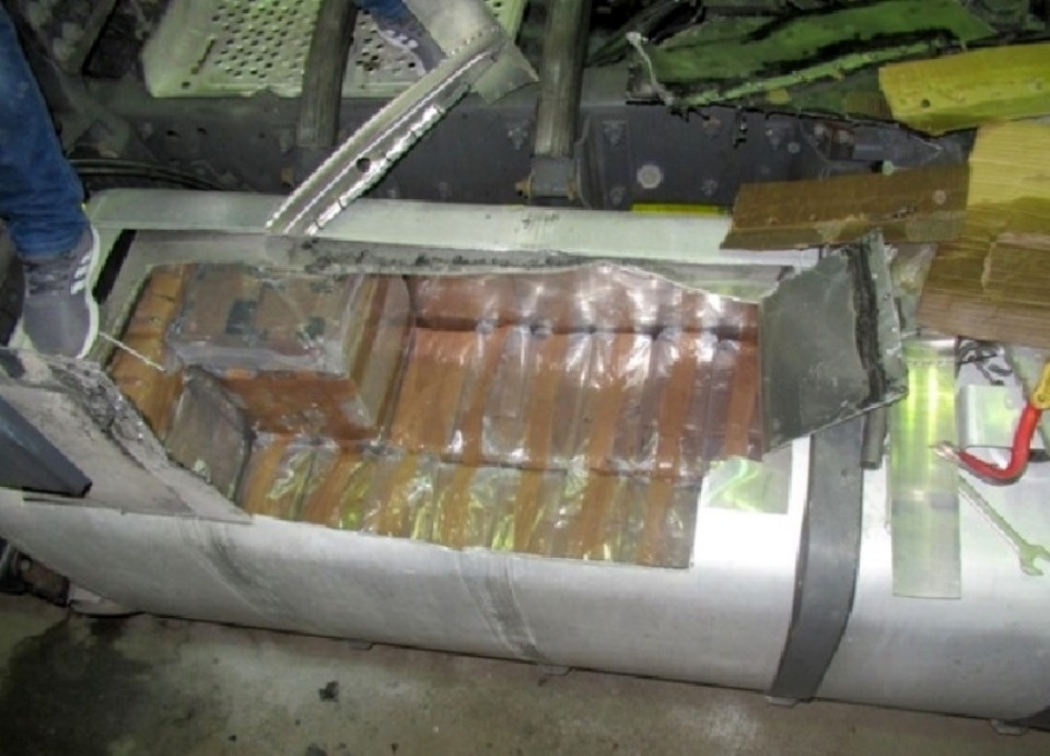 В топливном баке грузовика псковские таможенники нашли почти полтонны наркотиков