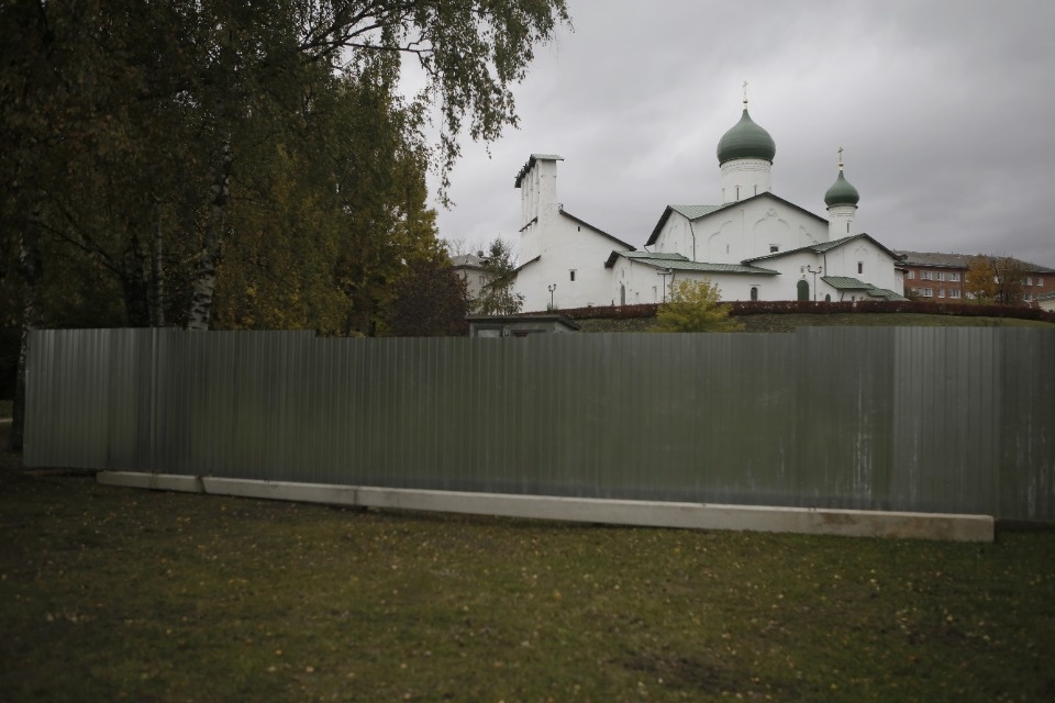 Самодеятельность: Забор от церкви Богоявления с Запсковья уберут до конца недели (ФОТО)