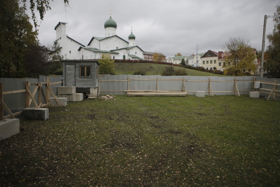 Самодеятельность: Забор от церкви Богоявления с Запсковья уберут до конца недели (ФОТО)