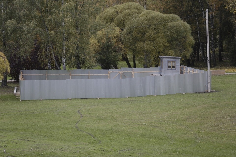 Увидели лужок – поставили вагончики