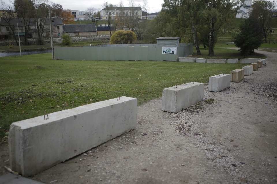 Увидели лужок – поставили вагончики