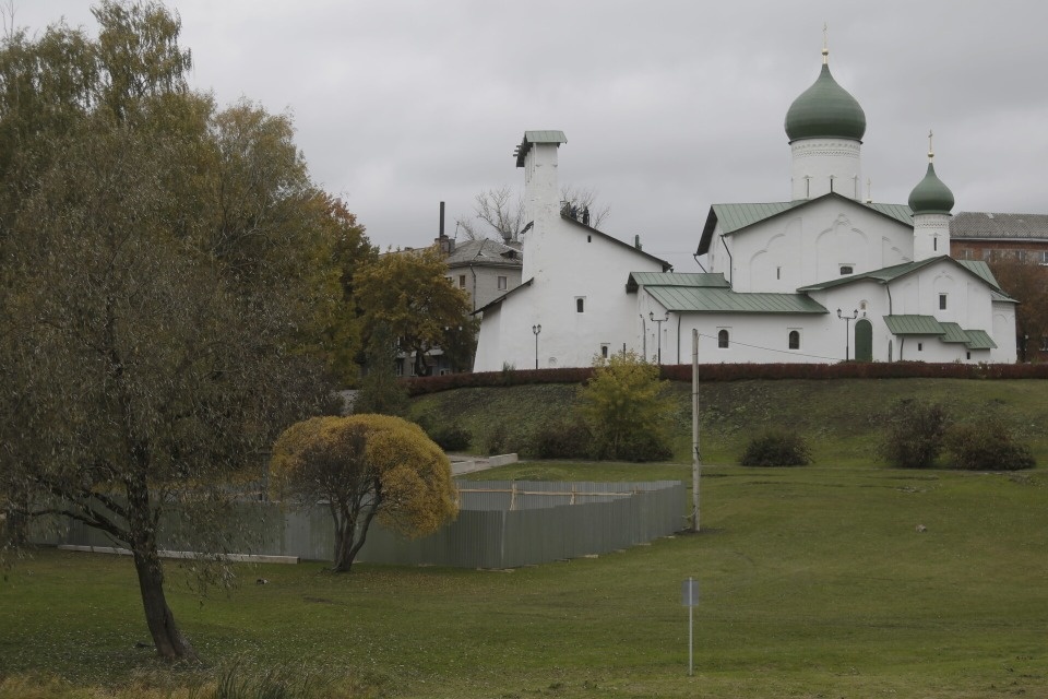Увидели лужок – поставили вагончики
