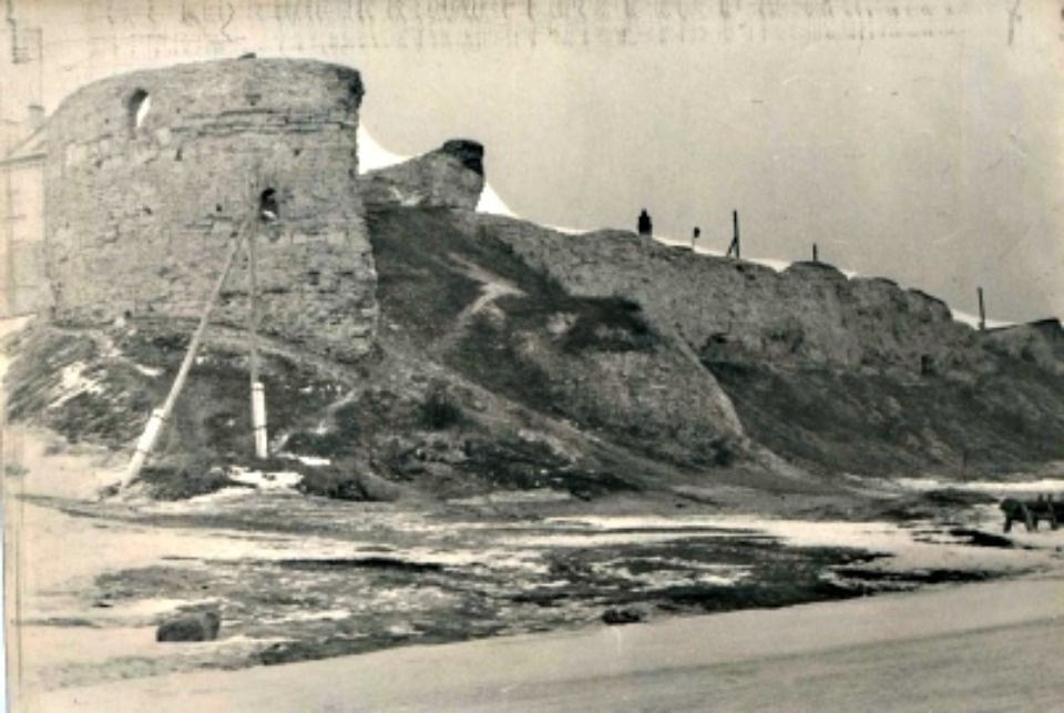 Стакан с отколотым куском