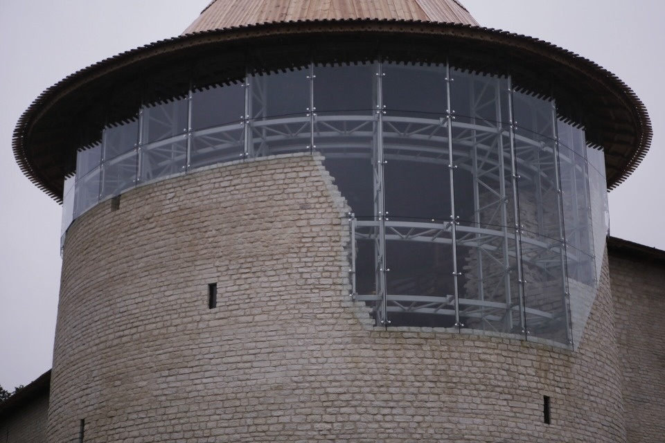 Стакан с отколотым куском