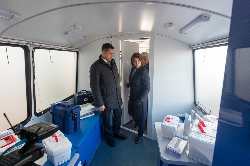 Ключи от новых ФАПов вручил Михаил Ведерников восьми районам