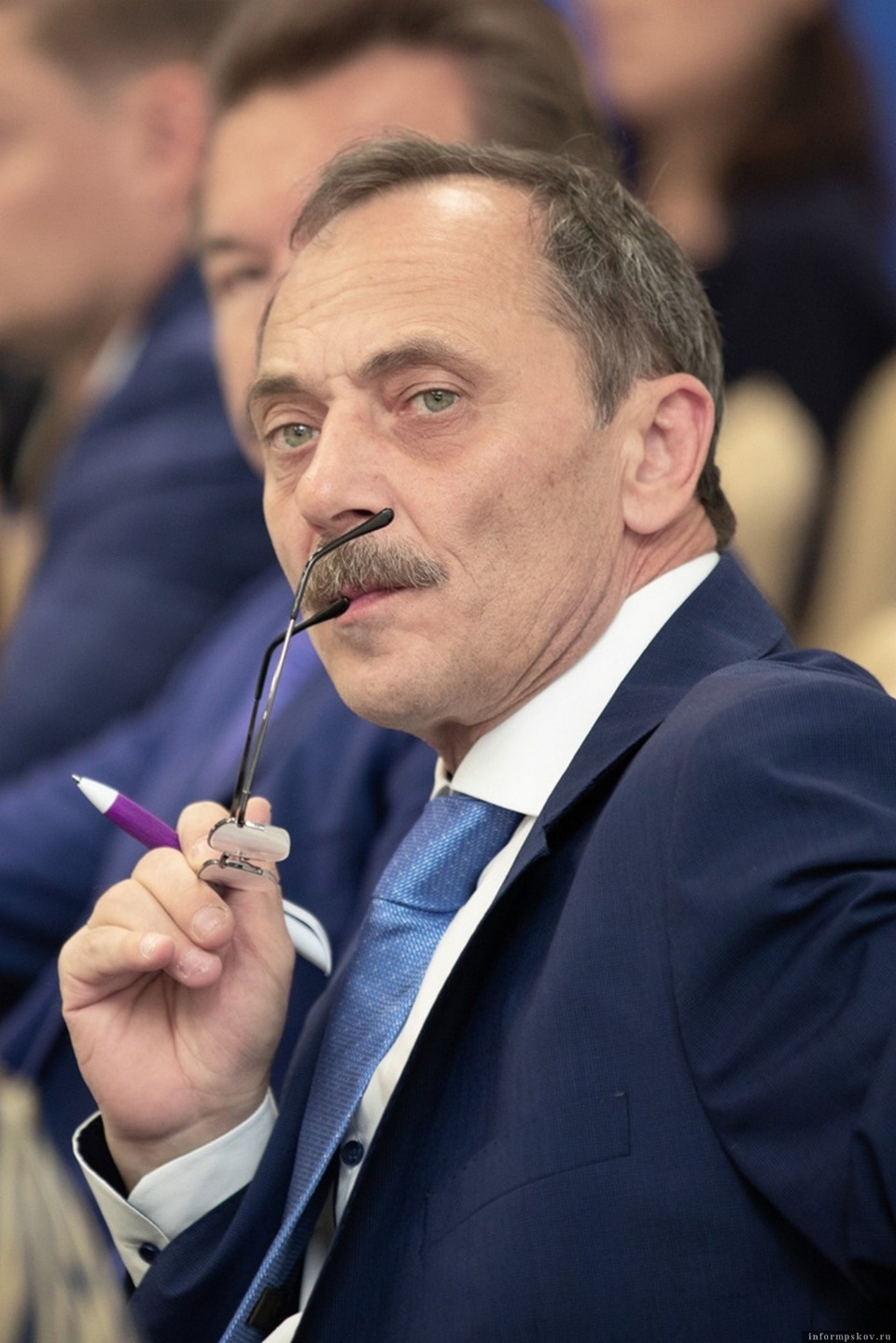 Компания дипломатов