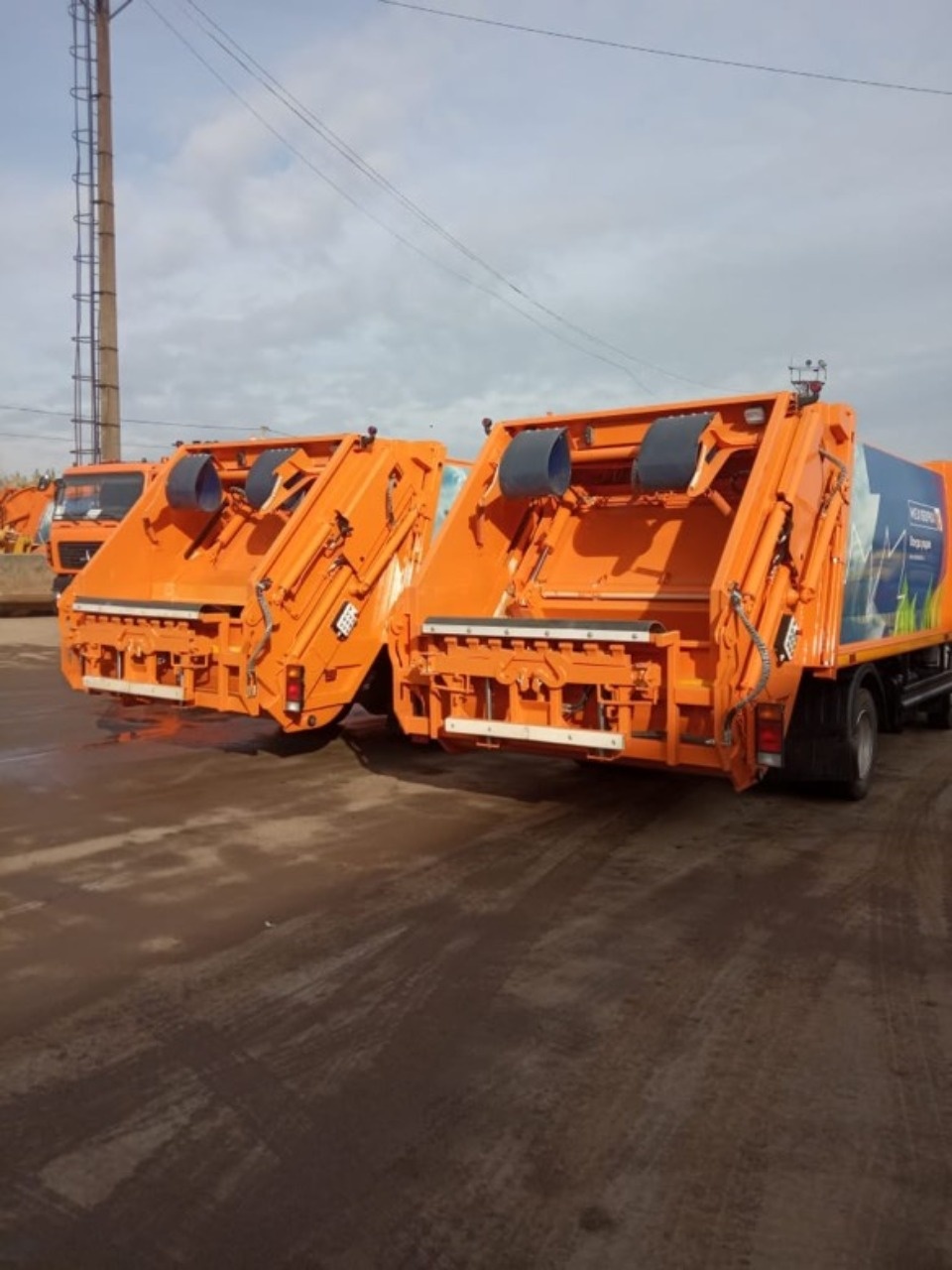 Ещё два мусоровоза с задней погрузкой пополнили парк компании «Экопром»