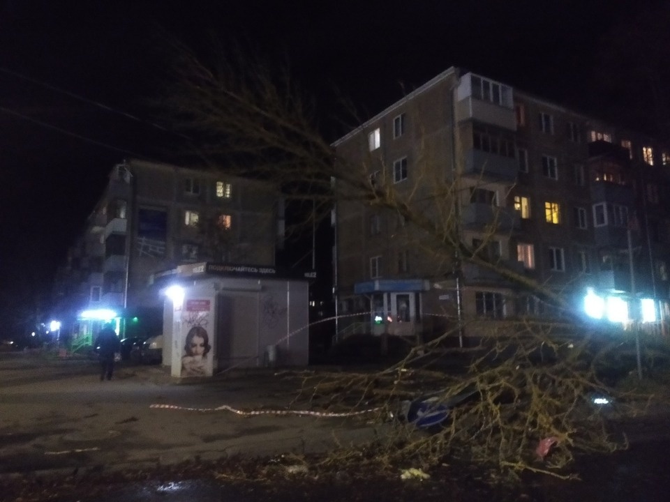Очевидцы делятся в соцсетях фотографиями разрушительного ветра в Псковской области (ОБНОВЛЯЕТСЯ)