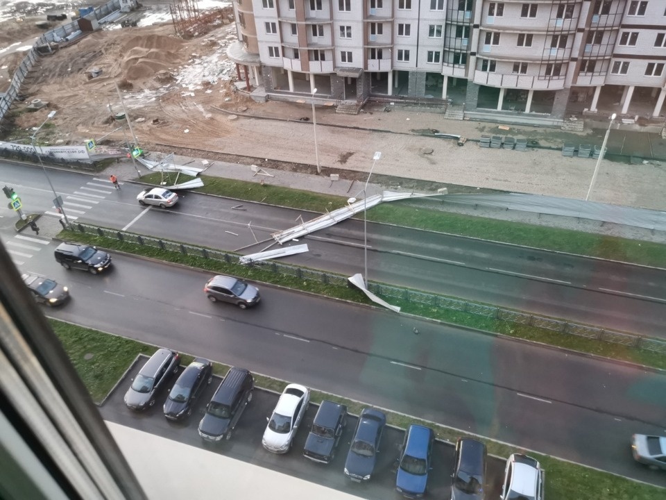 Очевидцы делятся в соцсетях фотографиями разрушительного ветра в Псковской области (ОБНОВЛЯЕТСЯ)
