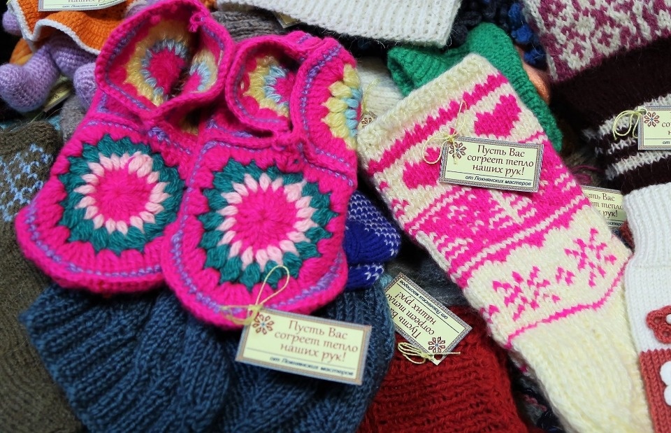 Шапки, варежки и шарфы передали локнянские мастерицы нуждающимся детям из Палкинского района