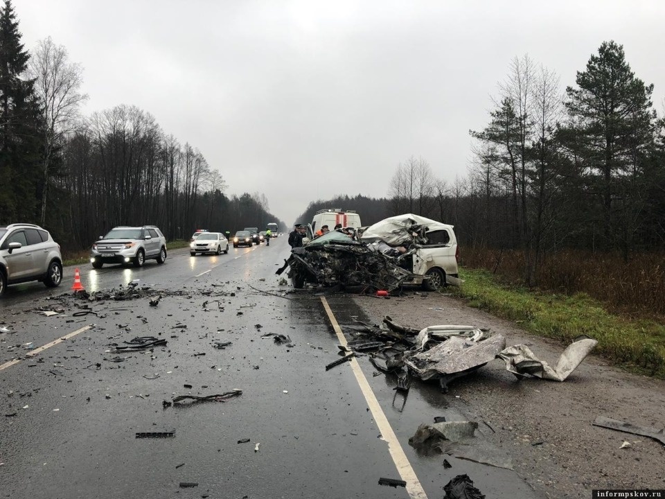 Два человека погибли и трое детей доставлены в больницу в результате ДТП в Псковском районе