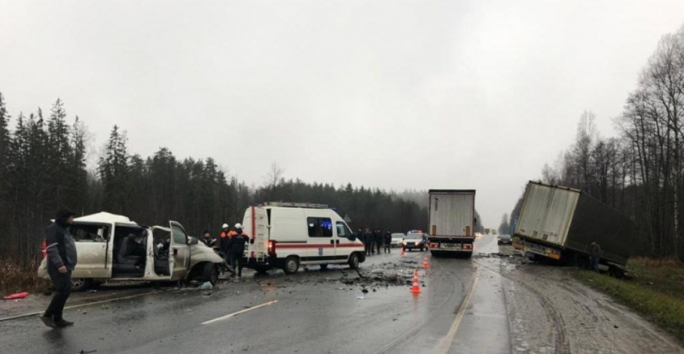 Разыскиваются очевидцы ДТП под Псковом, которое унесло жизни двух человек (ФОТО)