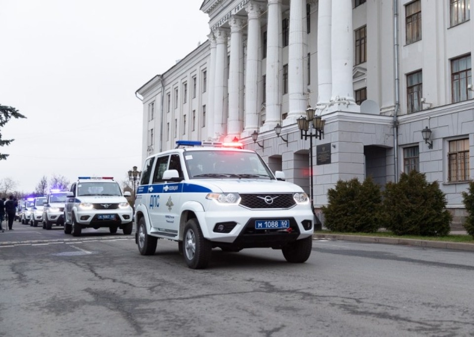 Ключи от новых автомобилей вручили псковским полицейским на площади Ленина