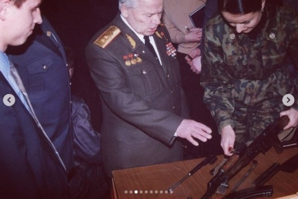 Оксана Фёдорова вспомнила, как играла на саксофоне в Школе милиции в Пскове