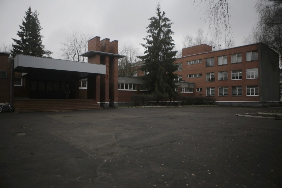 Вместо командировок по заграницам — кровли для детей